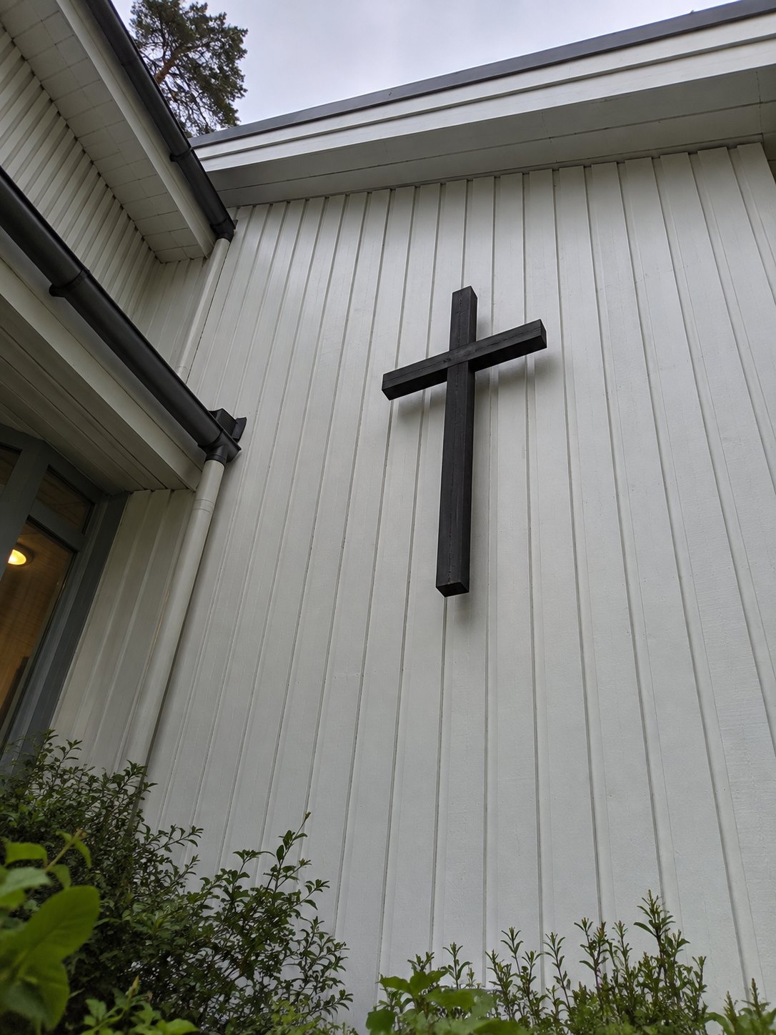 Kivipoikien hautakivien hoitoa